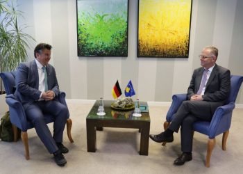 Mijatovic vë në dukje progresin e Kosovës gjatë takimit me Bislimin –