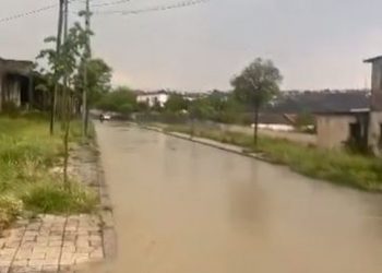 VIDEO/ Reshjet përmbytin Lezhën, ja çfarë ka ndodhur –