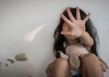 Dhunoi barbarisht fëmijën e saj, policia shoqëron nënën –
