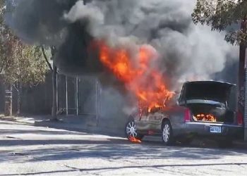Përfshihet nga flakët automjeti në Fushë Arrëz, dyshohet si aksidentale –