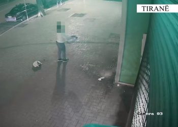 VIDEO/ Ilaçet i shkaktuan probleme, gruaja tenton të djegë farmacinë –