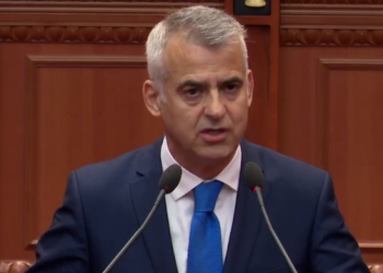 Është i burgosur politik –