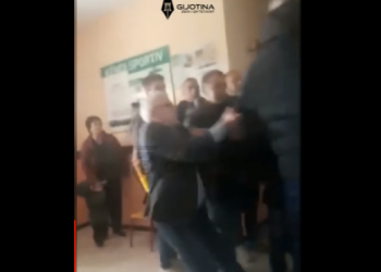 Sherr në Korçë, Edmond Spaho tërheq nga krahu një votues –