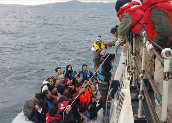 Qindra njerëz rrezikojnë në Mesdhe, Italia dhe Malta refuzojnë t’i ndihmojnë –