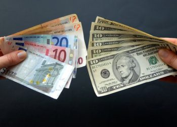 Këmbimi valutor, me sa blihen dhe shiten dollari dhe euro