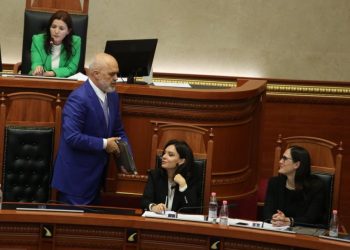 Të votojmë sa më shpejt rrogat se po ikën presidenti jashtë –