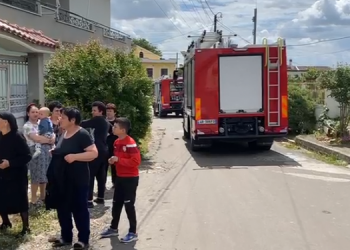 Përfshihet nga flakët banesa në Fier, gruaja tenton të hidhet nga dritarja –