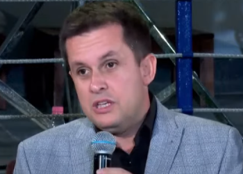 Punonjësit e bashkisë bëjnë presione në qendra votimi –