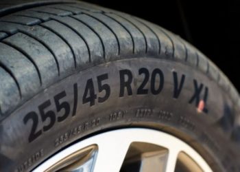 Çfarë nënkuptojnë pikat e verdha dhe të kuqe në goma? –