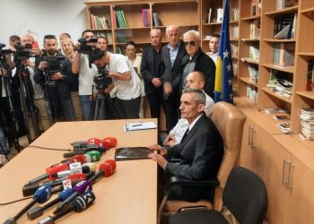 Kryetari i Komunës së Zveçanit hyn brenda në institucion –