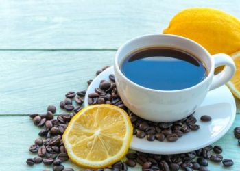 Cilat janë përfitimet e pirjes së kafesë me limon? –