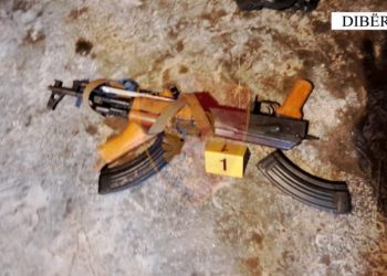 Kapet me kallashnikov 15 vjeçari në Dibër –