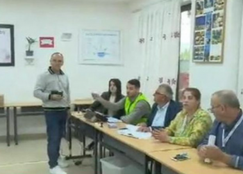 Tensione në Kamëz/ Qytetari përplaset me anëtarët e komisionit –