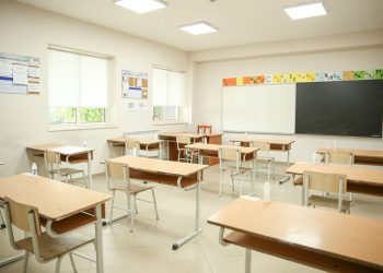 Regjistrimet në arsim ranë me 4.1% më 2023, emigracioni zbraz shkollat –