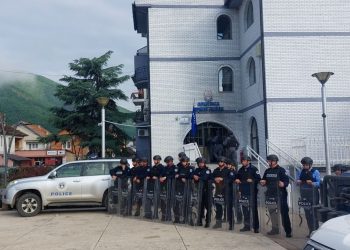 Përsëri tensione në veri të Kosovës, policia hedh gaz lotsjellës –