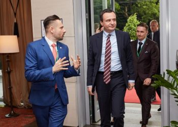 Kurti arrin në Bratisllavë, pritet të flasë për të ardhmen e Kosovës –