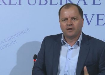 Një makinë me xhama të zinj ka kërcënuar –