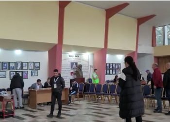 Votimi në Lushnjë, probleme me pajisjen e identifikimit elektronik –