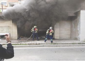 Zjarr në një mobilieri në Vlorë, lagjia ‘pushtohet’ nga tymi –
