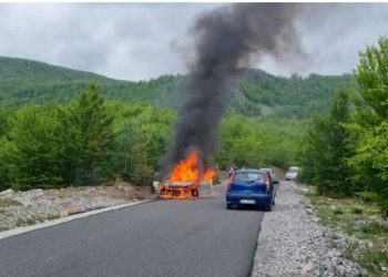 Shkrumbohet nga flakët makina në rrugën e Arbërit –