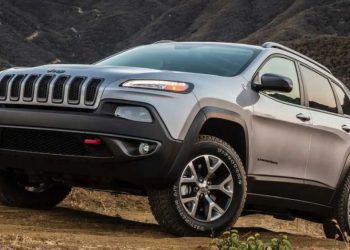 Pronarët e 132 mijë Jeep Cherokee këshillohen t’i parkojnë makinat jashtë garazheve –