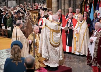 Charles III kurorëzohet zyrtarisht si Mbret –