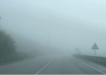 Mjegulla ‘pushton’ akset rrugore në jug-lindje të vendit –