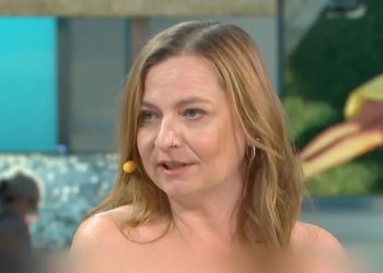 VIDEO/ E pazakontë në Britani, e ftuara shkon nudo në emision –
