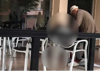 Viktima u qëllua teksa pinte kafe me babain –