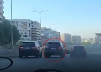 Çmenduri në Tiranë, makina futet në parakalim mes dy mjeteve –