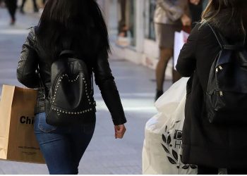 Shqiptarja harron foshnjën 4-muajsh në makinë, shkon në shoping –