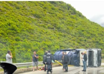 Përmbyset autoboti në Sarandë-Delvinë –