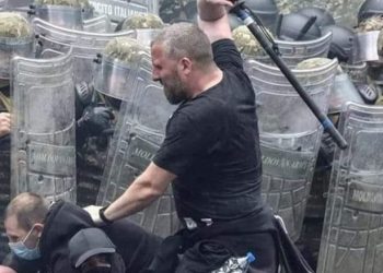 FOTO/ Polici serb udhëhoqi sulmin e dhunshëm mbi forcat e KFOR –