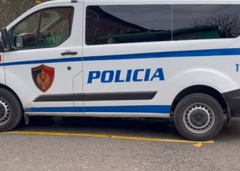 Gramsh/ Kanosi me armë bashkëshorten dhe fëmijët, arrestohet autori –