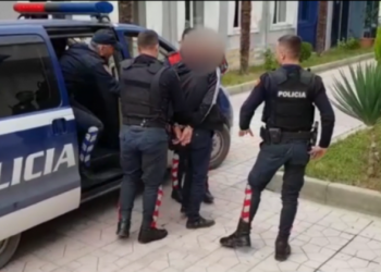 Tentoi të vidhte zyrën postare në Lushnjë, arrestohet 32-vjeçari –