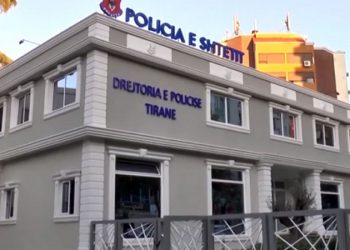 I vodhi me forcë varësen nga qafë të riut, arrestohet 54-vjeçari –