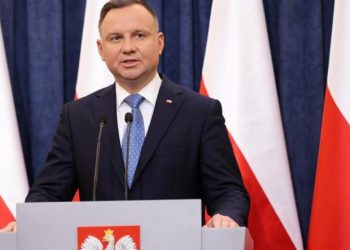Pas 20 vitesh një president polak viziton Tiranën, pritet nga Begaj –