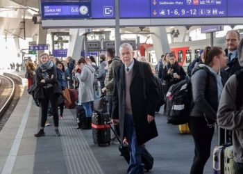Pa eskortë, presidenti Austriak niset me tren për takime në Itali –