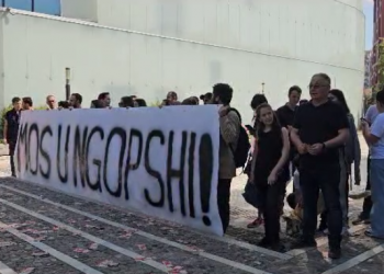 Rritja e pagave të pushtetarëve, Lëvizja Bashkë proteston para Kuvendit –