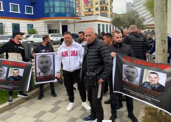 Familjarët e dy të zhdukurve në Sarandë protestojnë para policisë –