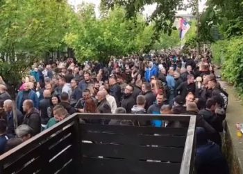 Rinis protesta para komunës së Zveçanit, KFOR e rrethon me tela me gjemba –