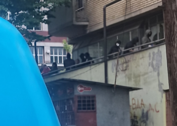 Zveçan, protestuesit serbë dëmtojnë makinat e mediave nga Shqipëria –
