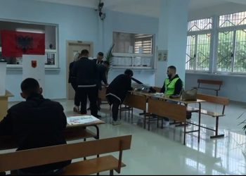 Në Dimal po firmosin vërtetime për të lejuar votim familjar –