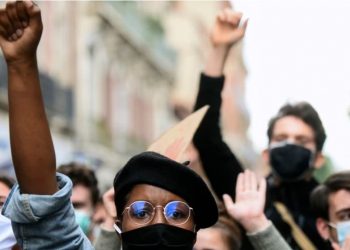 Franca kritikohet për diskriminim racor dhe dhunë policore –