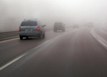Rruga e Kombit “pushtohet” nga mjegulla, vështirësi në qarkullim –