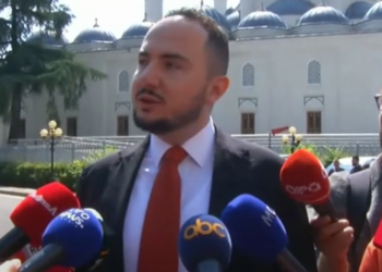 Qëndroi në krevat dhe tani thotë po vij –