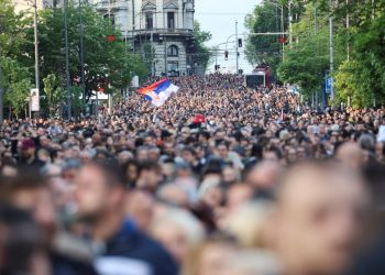 Mijëra njerëz protestojnë kundër dhunës në Serbi pas vrasjeve masive –