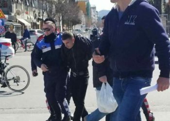 Të rinjtë përleshen me njëri-tjetrin në ish-Bllok (VIDEO) –