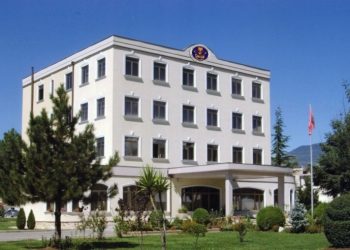 Tym dhe flakë në ambientet e godinës së SHISH, digjen dokumentet –