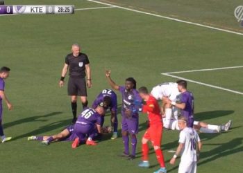 Panik në fushë, futbollisti shqiptar humb dy herë ndjenjat –